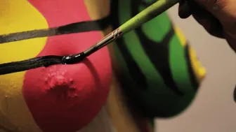 Watch up close body painting of a nude model, with body art by Andy Golub #1