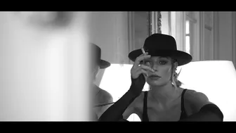 La fille qui fume avec un chapeau et un fusil - Maison Close x Normal Magazine