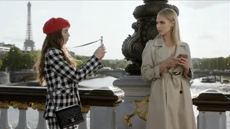 Nudity - Emily in Paris S1E3 #4