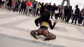 Twerk in front of the Eiffel Tower! Wiggle - Snoop Dogg #5