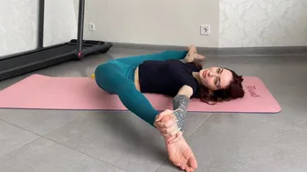 Leg stretching for splits with a gymnastic band | Professional stretching - Middle split