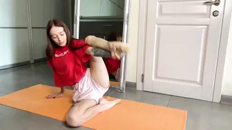 YOGA CONTORTION. STRETCH LEGS & FEET. SPLITS & OVERSPLITS. FLEXIBLE GIRL. GYMNASTICS FLEX #2