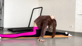 Contortion warm-up. Stretch for legs. Split Challenge. Gymnastic exercises. Flexible yoga #8