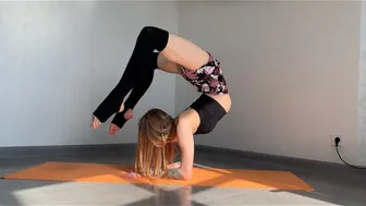 SPLITS STRETCHING. YOGA ART. CONTORTION ROUTINE. GYMNASTICS FLEX