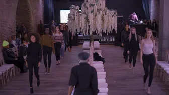 Back stage Video of Model Rehersal before show How to walk on the ramp 2 Video del escenario traser