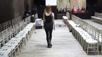 Back stage Video of Model Rehersal before show How to walk on the ramp 2 Video del escenario traser #10