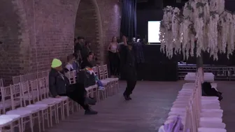 Back stage Video of Model Rehersal before show How to walk on the ramp 2 Video del escenario traser #7