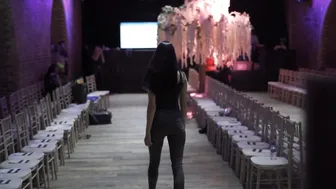 Back stage Video of Model Rehersal before show How to walk on the ramp 2 Video del escenario traser #9