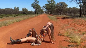 Showering With Deadly Redback Spiders! A Day In The Life In The Australian Outback