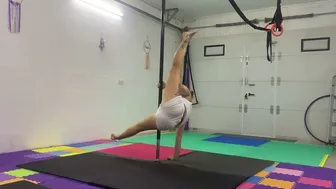 Claw grip handstand