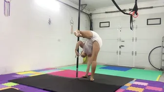 Claw grip handstand #2