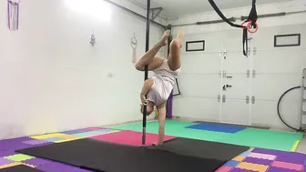 Claw grip handstand #3