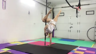 Claw grip handstand #4