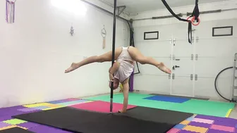 Claw grip handstand #9