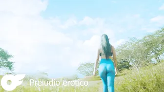 María en un hermoso campo verde nos modela una malla azul por cierto muy transparente / no pantie #10