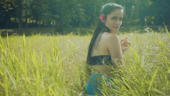 María en un hermoso campo verde nos modela una malla azul por cierto muy transparente / no pantie #5