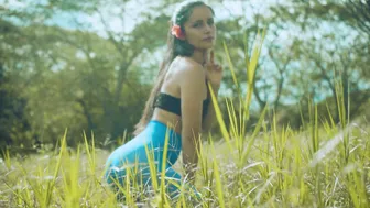 María en un hermoso campo verde nos modela una malla azul por cierto muy transparente / no pantie #6