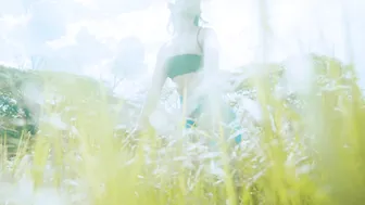 María en un hermoso campo verde nos modela una malla azul por cierto muy transparente / no pantie #7