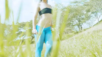 María en un hermoso campo verde nos modela una malla azul por cierto muy transparente / no pantie #9