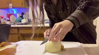 em cooks potatoes | slice an onion & almost cry with me | it’s called art @the_ilybabe #5