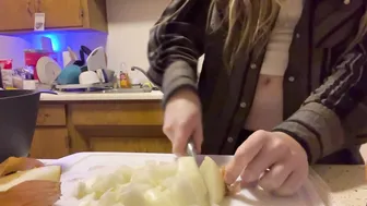 em cooks potatoes | slice an onion & almost cry with me | it’s called art @the_ilybabe #6