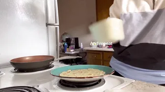 em makes crepes/pancakes in a bikini #10