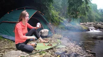 SOLO CAMPING GIRL SWIM TO CATCH SHRIMP FOR COOKING IN THE WILD #10