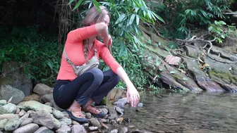 SOLO CAMPING GIRL SWIM TO CATCH SHRIMP FOR COOKING IN THE WILD #2