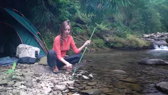 SOLO CAMPING GIRL SWIM TO CATCH SHRIMP FOR COOKING IN THE WILD #7