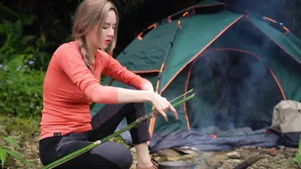 SOLO CAMPING GIRL SWIM TO CATCH SHRIMP FOR COOKING IN THE WILD #8