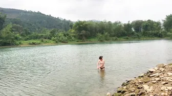 GIRL ALONE CAMPING ON THE BANK OF THE BIG RIVER - GRILLING FISH, SLEEPING, RELAXING BATHING #10