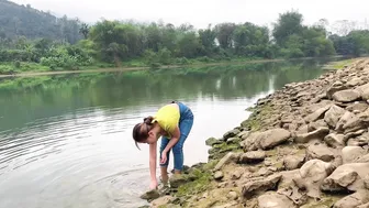 GIRL ALONE CAMPING ON THE BANK OF THE BIG RIVER - GRILLING FISH, SLEEPING, RELAXING BATHING #2