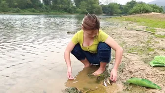 GIRL ALONE CAMPING ON THE BANK OF THE BIG RIVER - GRILLING FISH, SLEEPING, RELAXING BATHING #5