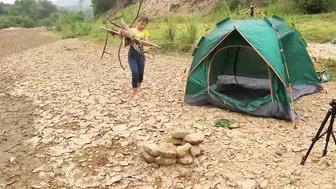 GIRL ALONE CAMPING ON THE BANK OF THE BIG RIVER - GRILLING FISH, SLEEPING, RELAXING BATHING #6