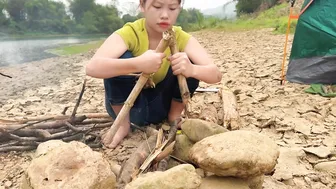 GIRL ALONE CAMPING ON THE BANK OF THE BIG RIVER - GRILLING FISH, SLEEPING, RELAXING BATHING #7