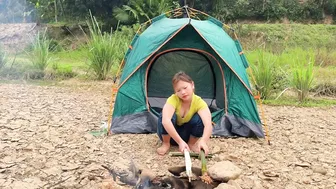 GIRL ALONE CAMPING ON THE BANK OF THE BIG RIVER - GRILLING FISH, SLEEPING, RELAXING BATHING #8