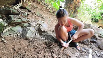 Survival in the forest. The abandoned girl built her own small tent #5