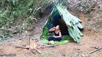 3-day challenge of camping alone in the forest- Set up a tent for the night and look for food #10