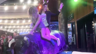 #crazygirl #crazygirl #bullriding #foryou #carnival #benidorm #rodeo #viralvideo #cowgirl #bullrid #5