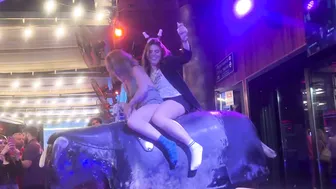 #crazygirl #crazygirl #bullriding #foryou #carnival #benidorm #rodeo #viralvideo #cowgirl #bullrid #9