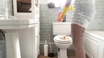 Clean With Me - Scrubbing the Bathroom - Housewife Cleans #10