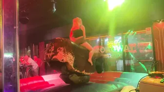 #crazygirl #automobile #bullriding #foryou #rodeo #viralvideo #carnival #bull #cowgirl #benidorm #6