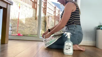 Cleaning Windows With Newspaper and Vinegar Cleaning Tips - ASMR Cleaning No Talking #4