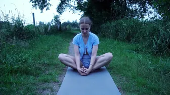 YOGA ON A HIKING TRAIL #4