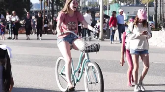 Funny Alien Girl Wows Onlookers with Superior Flexibility at Beach in Santa Monica #8