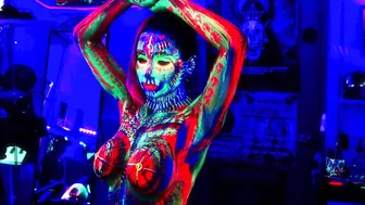 Body Painting in the Dark , a slide show . #7