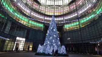 BLOOMBERG CHRISTMAS TREE DISPLAY #8