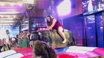 Our best mechanical bull riding ???? toro mecánico día 14 de Junio 2024 en Benidorm