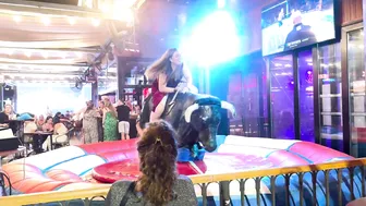 Our best mechanical bull riding ♥️♥️ toro mecánico día 14 de Junio 2024 en Benidorm #9