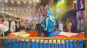 I love this beautiful mechanical bull riding ????el toro mecánico excelente 16 de Junio 2024